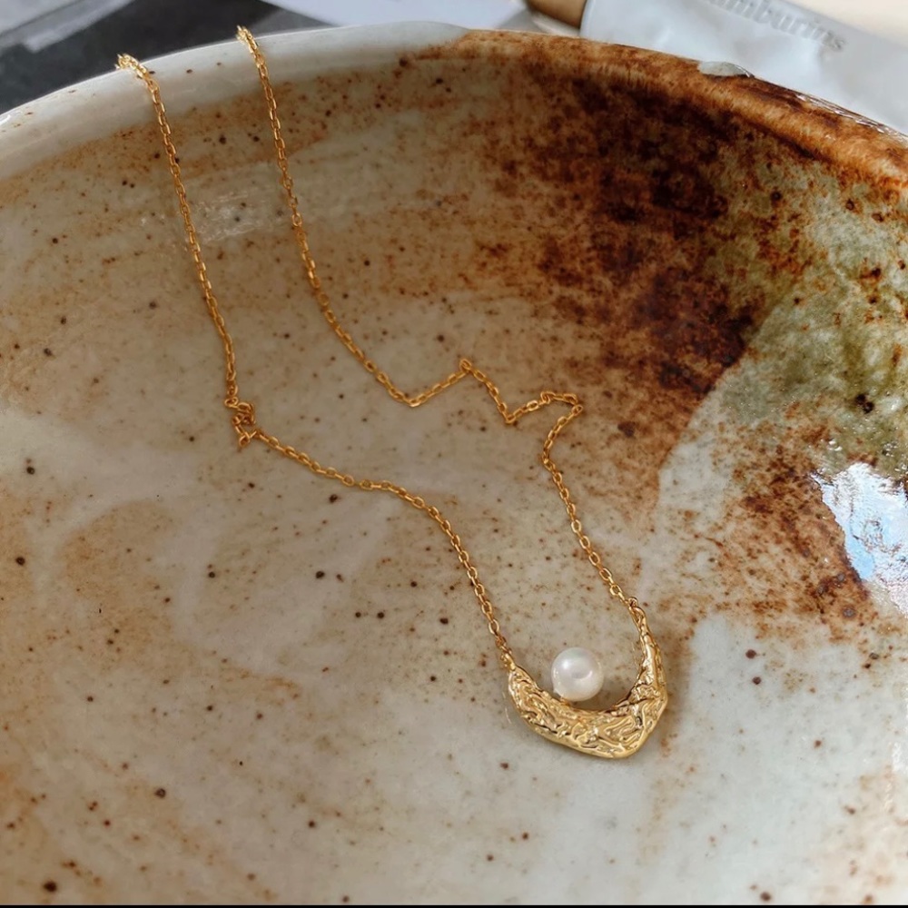 🆕Half Moon Freshwater Pearl Necklace🆕 - Picture 2 of 8